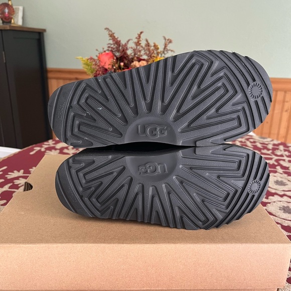 NWT NIB UGG Unisex Child Classic Short II Waterproof kids size 3 (black) - Picture 10 of 12